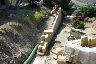 Realizzazione muro contenitivo a secco con autobloccanti